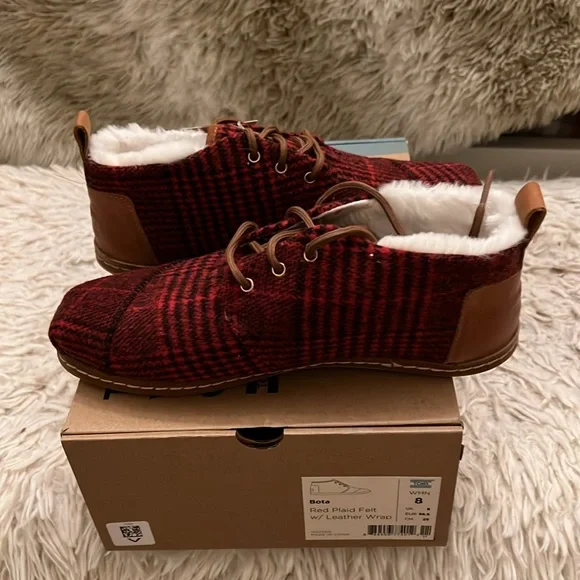 New in Box - TOMS - BOTA BOOTS - Red Plaid Felt w/ Leather Wrap, Size 8. - Picture 3 of 5